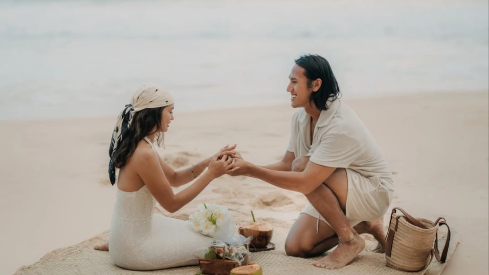 Sean Gelael melamar sang kekasih Hana Malasan di tepi pantai. [Instagram @gelaelized]
